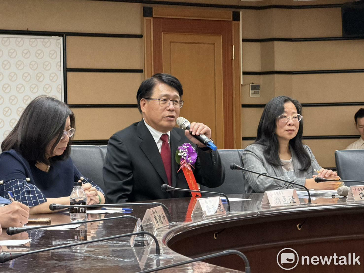 游盈隆今日正式就任中選會主委，交接典禮後舉行第一場記者會。 圖：金大鈞/攝
