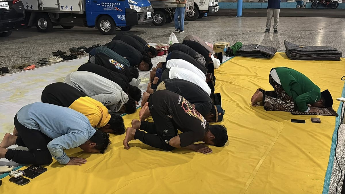 新事服務中心在梧棲漁港港邊辦開齋節的港邊祈禱。 圖：李正新/攝
