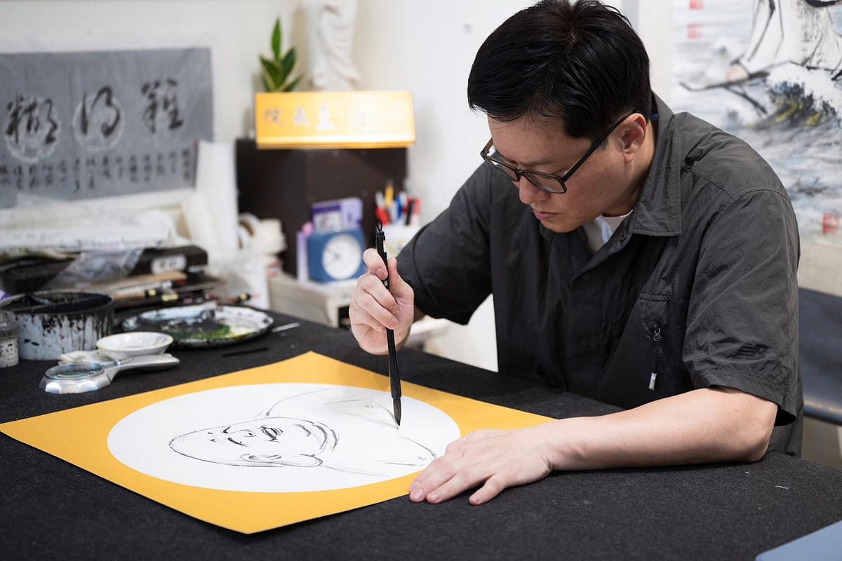中華美術家協會會員徐健麟（圖）作品《一葦渡江圖》榮獲「福岡教育委員會賞」，成為這次展覽重要亮點之一。 圖：中華美術家協會提供
