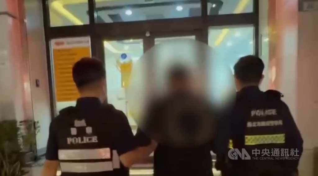 台北捷運新店站保全26日晚間制止旅客李姓男子嚼食口香糖，李男動手毆打保全後逃離，警方調閱監視器於案發後1小時內將李男追緝到案，帶回派出所製作筆錄。（翻攝照片）中央社記者曹亞沿傳真　115年4月27日