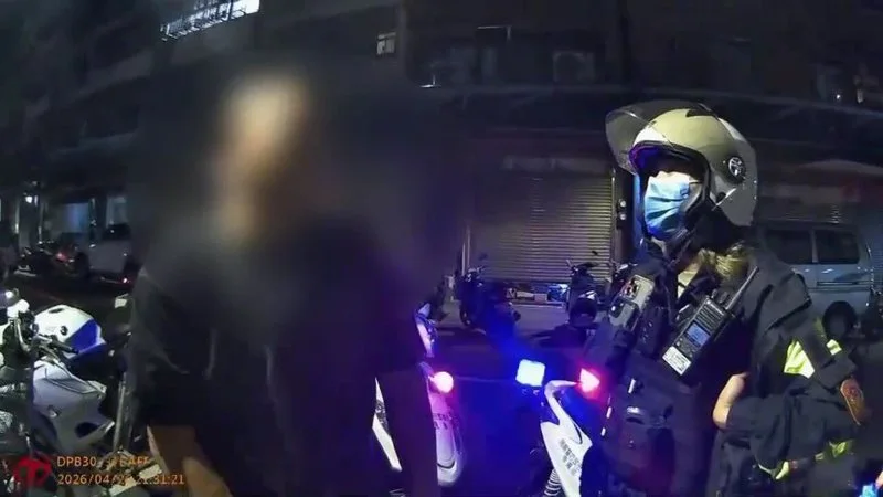 李姓男子捷運站內嚼口香糖，被制止後出拳傷人遭逮。 圖：翻攝畫面