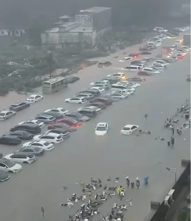 廣西欽州因強降雨大淹水，整個街道變成河流。 圖 : 翻攝自大風新聞