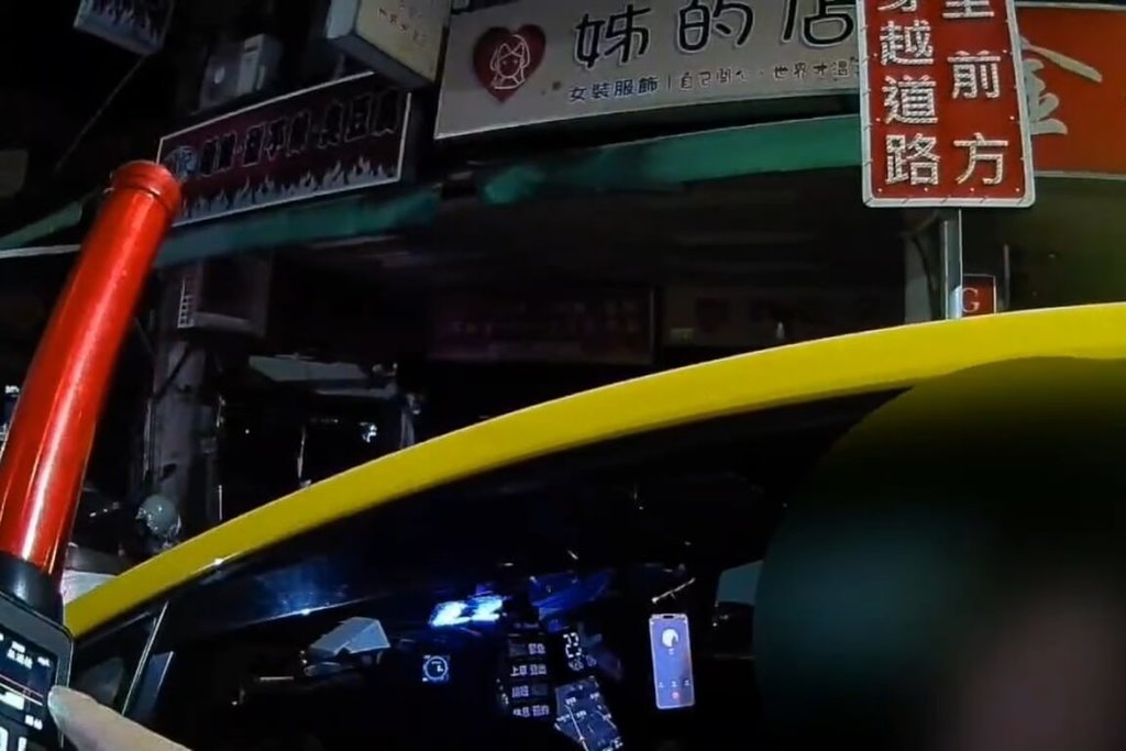 桃園市警局桃園分局27日表示，景福派出所員警26日晚間在桃園區巡邏攔查計程車違規左轉並依規定舉發，沒想到駕駛楊男卻突然情緒失控責怪員警害他，隨即更以腳踢踹警用機車，依法移請偵辦。（桃園市警局桃園分局提供）中央社記者吳睿騏桃園傳真　115年4月27日