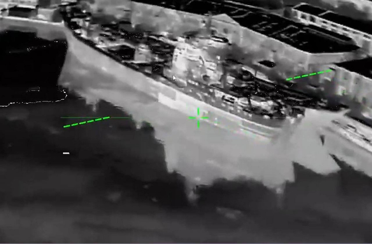 夜間影像顯示克里米亞港區船艦遭烏軍無人機襲擊。 圖：翻攝自 X @NSTRIKE1231