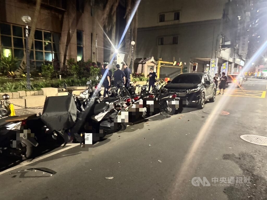 新北市淡水區32歲李姓男子疑毒駕，26日晚間駕駛自小客車失控撞擊停放路旁的12輛機車後遭警方逮捕送辦。（翻攝照片）中央社記者王鴻國傳真　115年4月27日