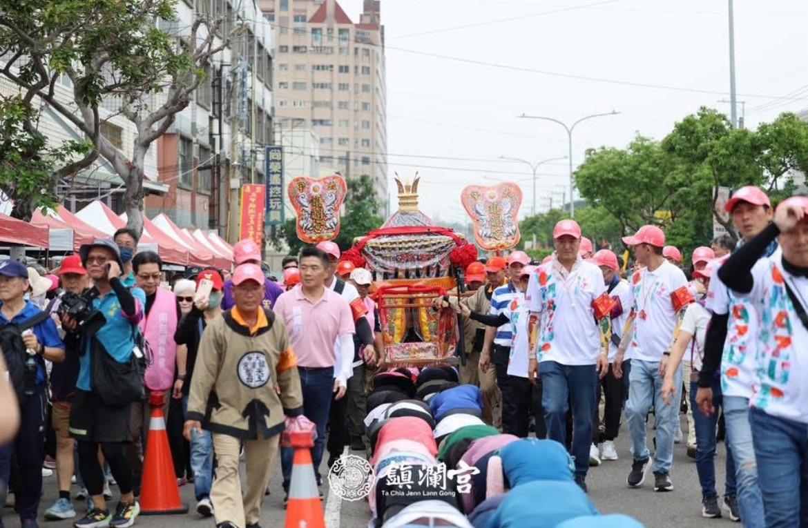 大甲媽祖遶境由於信徒人數眾多，實際入廟時間較預定延後。 圖：翻攝自大甲鎮瀾宮臉書