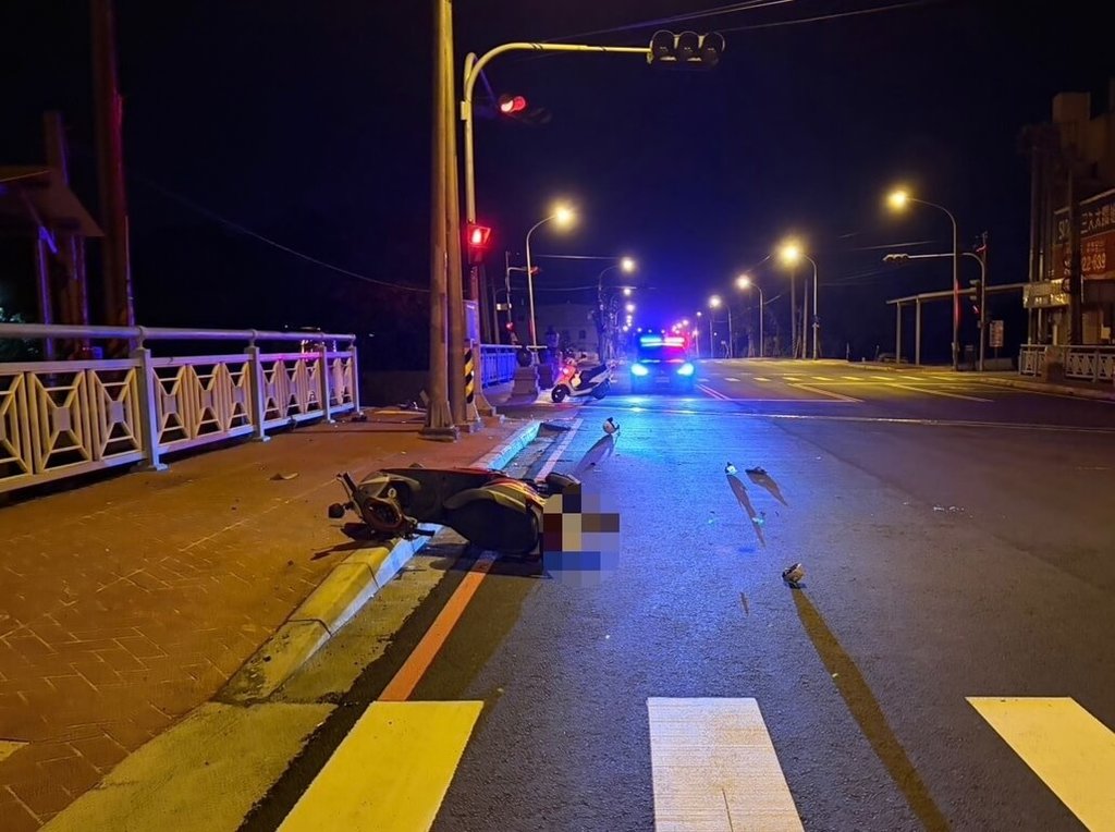 苗栗縣49歲林姓男子27日凌晨騎乘機車行經公館鄉苗119甲線，疑突然失控偏離車道自撞路旁電桿，經送醫急救傷重不治。（警方提供）中央社記者管瑞平傳真　115年4月27日