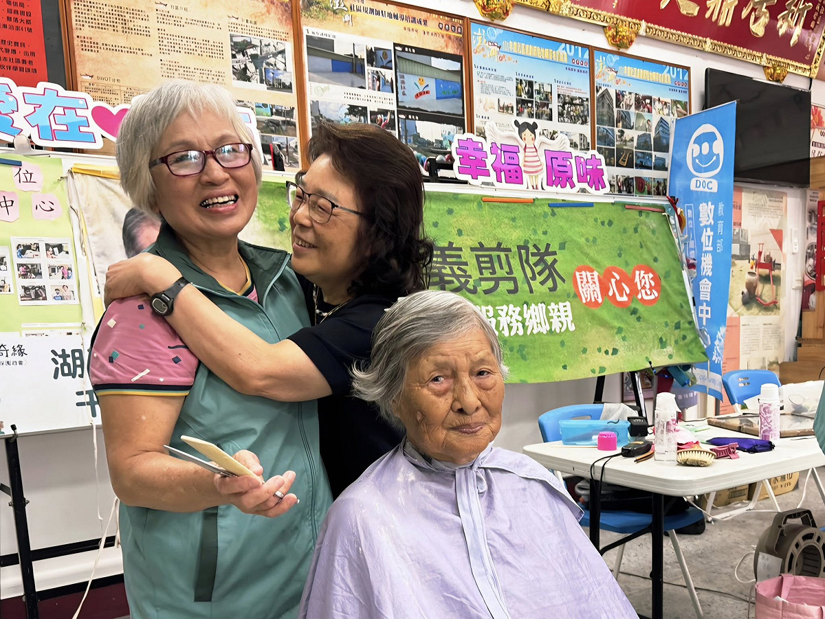 澎湖縣長陳光復27日臉書突然發文，表示陳光復夫人吳淑瑾（黑衣）近日去拜會「光復義剪隊」志工，並向鄉親問好。 圖：翻攝自陳光復臉書