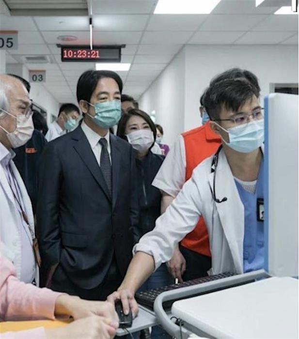柯文哲夜闖護理站爭議未歇，蘇一峰翻賴清德探病舊案開砲，遭現場醫師反駁還原真相。 圖：總統府/提供