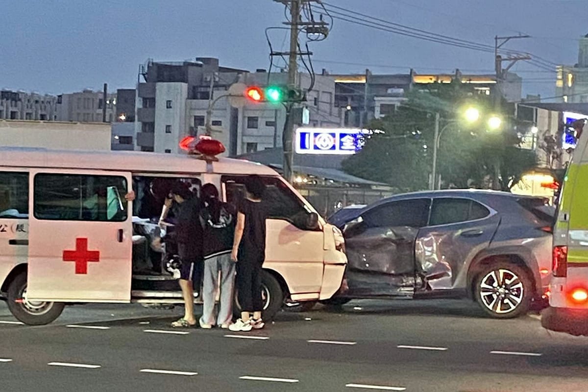 弘光科大護理系兩名學生（立者中及左）見義勇為在事故現場提供及時的協助。 圖：民眾提供