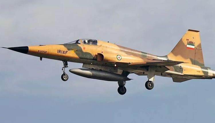 《NBC》披露，美伊開戰初期機齡高達60年的伊朗F-5戰機成功空襲科威特布赫林營（Camp Buehring）美軍基地。 圖：翻攝自 X @Aurora107E