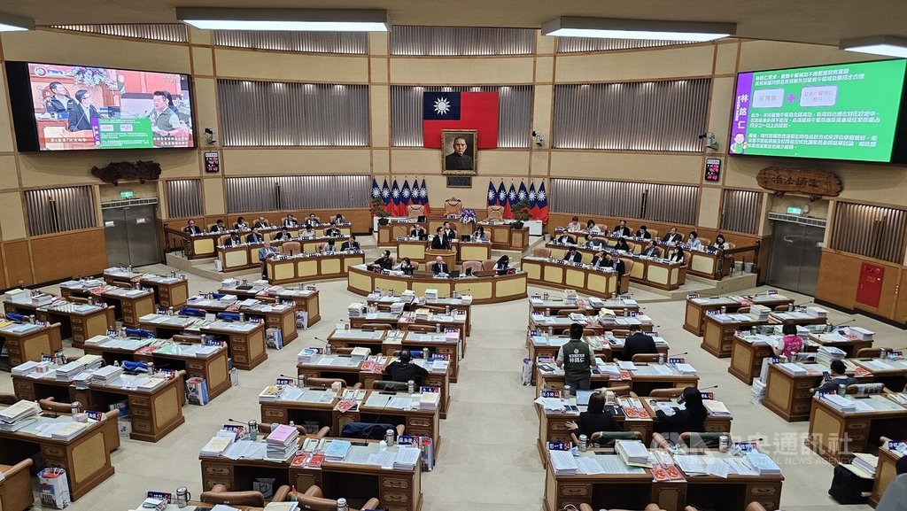 新北市警察局海山分局文聖派出所員警27日擬盤查形跡可疑男子，男子竟翻牆竄入新北市議會園區後逃逸，過程並未進入議場內，警方擴大追查中。圖為正在進行業務質詢的議場。中央社記者王鴻國攝　115年4月27日