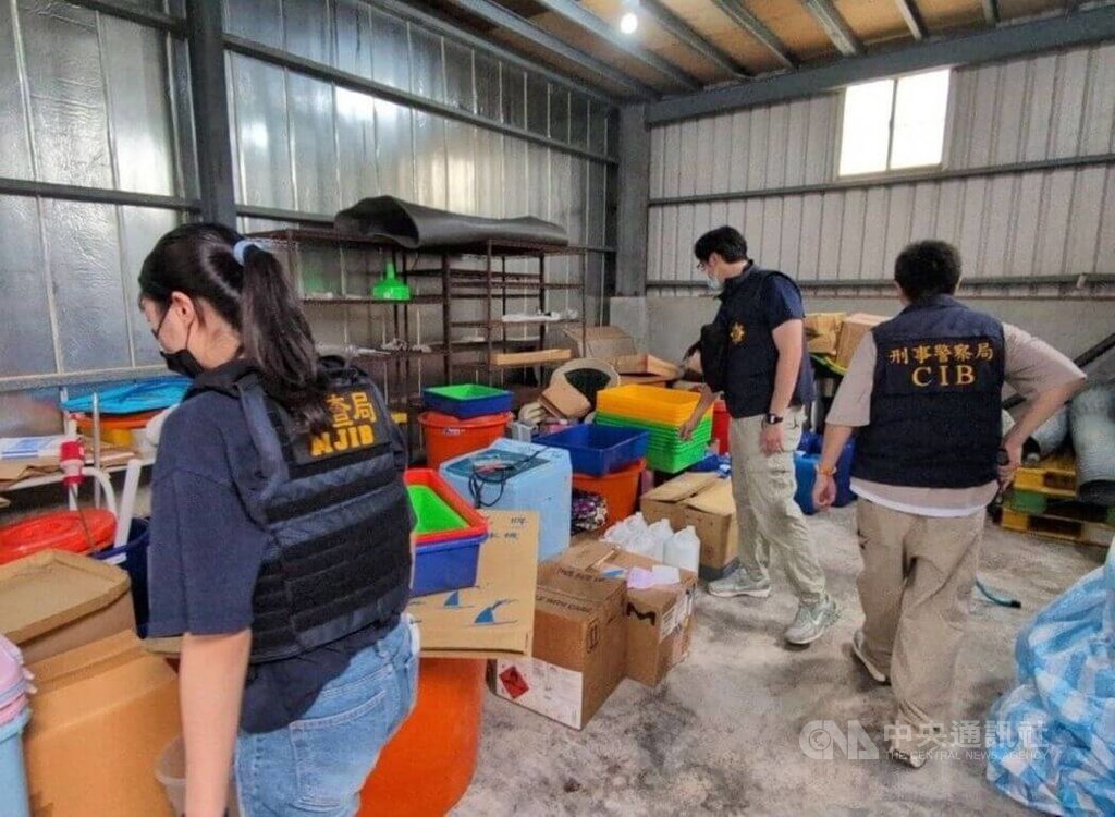 鍾姓男子於民國114年3月間自中國進口製毒化學品，經刑事局與調查局等單位偵辦，在桃園市平鎮山區破獲製毒工廠，查獲第三級毒品喵喵成品與半成品，及相關製毒工具等證物。（翻攝照片）中央社記者蘇木春傳真　115年4月27日