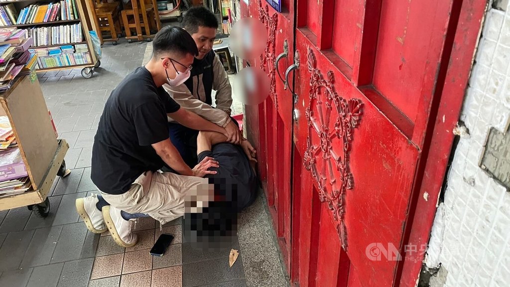 新北市警方27日發現1名男子形跡可疑，要上前盤查時，男子翻牆竄入新北市議會園區後逃逸。警方下午循線逮捕，經查證身分為越南籍失聯移工。（翻攝照片）中央社記者王鴻國攝　115年4月27日