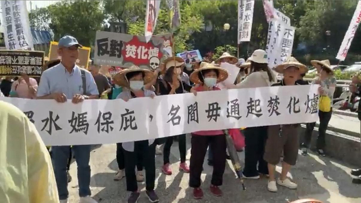 名間鄉反焚化爐自救會與環保團體今（27）日針對環評範疇界定會議程序提出質疑，隨後遭南投縣府警力強制驅離。 圖：翻攝名間鄉反焚化爐自救會FB