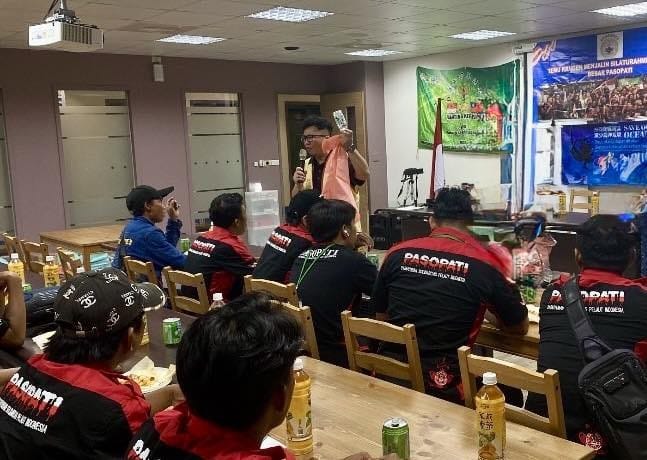 新事服務中心副主任李正新和漁工宣導垃圾不落海。 圖：李正新提供
