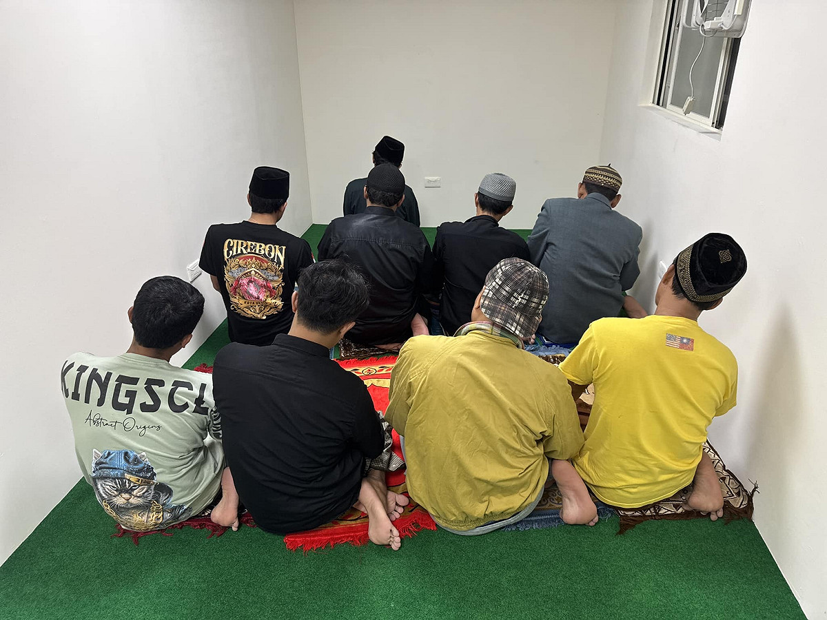 港邊祈禱室內的穆斯林漁工。 圖：李正新/攝