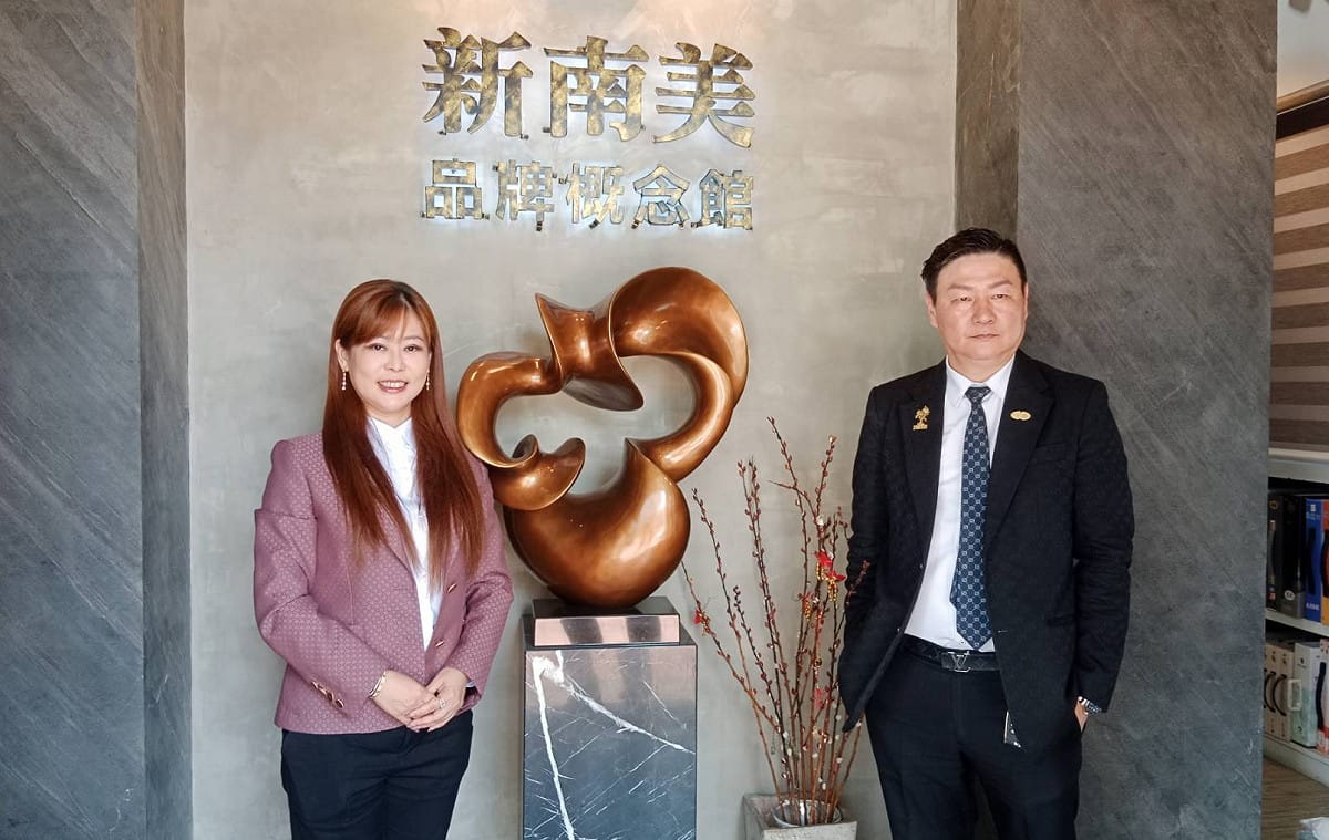 楊坤賜(右)與翁思倩(左)伉儷跨足多元產業。 圖：孫家銘/攝