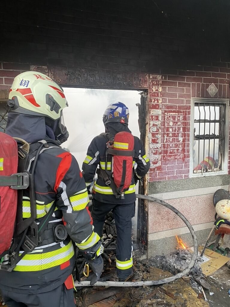 雲林縣消防局28日清晨5時許獲報，斗六市某平房發生火警，消防人員趕往布水線搶救。（雲林縣消防局提供）中央社記者姜宜菁傳真　115年4月28日