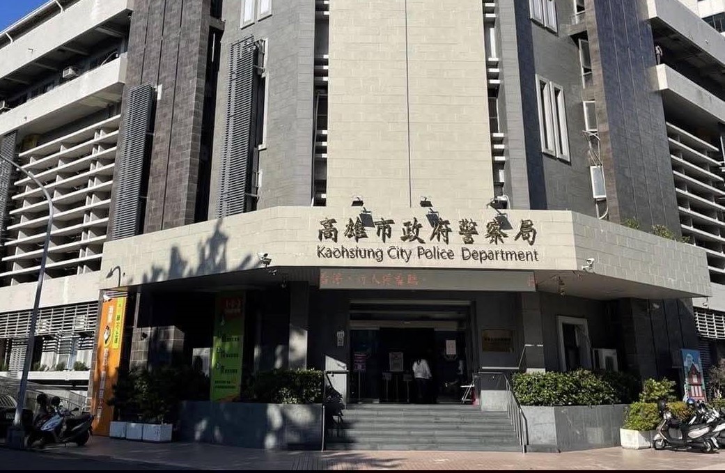 高雄市警局重申已將偷拍女性私密影像的三民一分局前凃姓員警記兩大過汰除。 圖：翻攝臉書