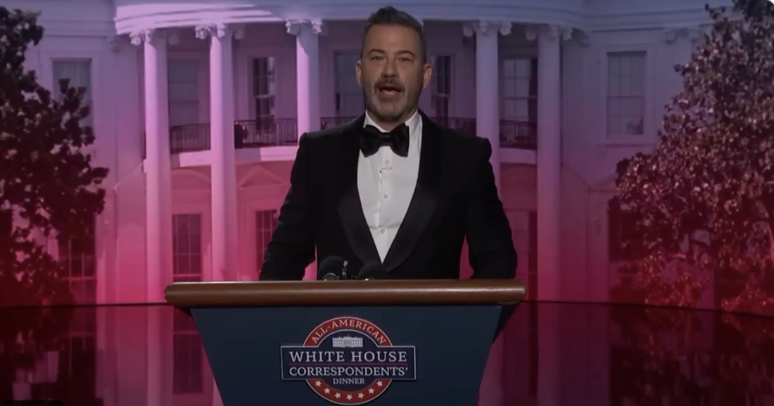 Jimmy Kimmel Live! 上週四（23日）播出的一段模擬白宮記者協會晚宴橋段，節目中，吉米以假想自己受邀擔任晚宴主秀喜劇演員的形式，針對總統及其家人發表一連串諷刺言論。 圖：翻攝自 X Breaking911