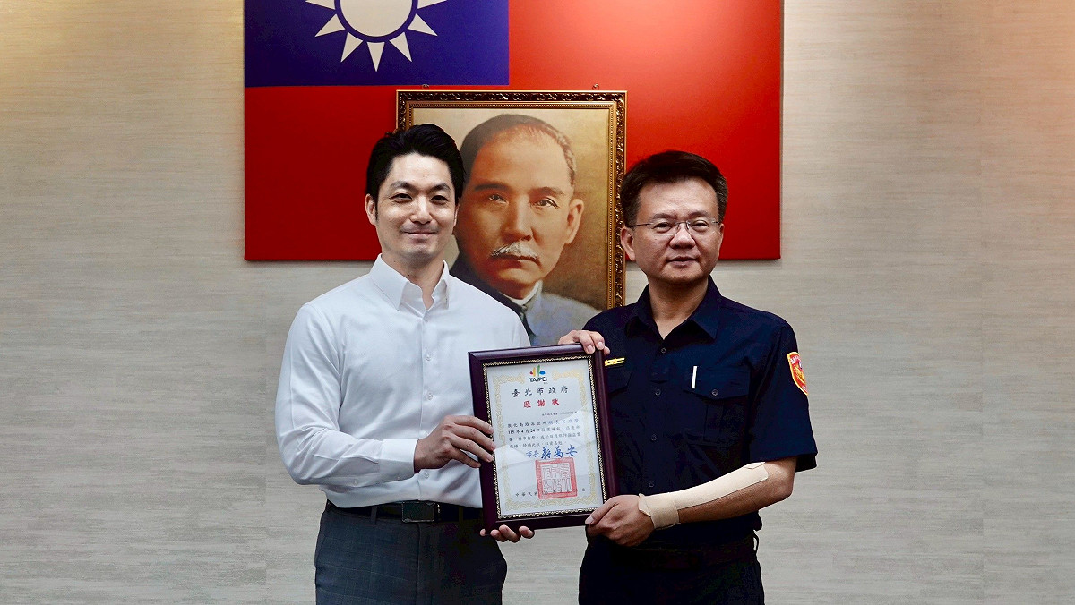 台北市長蔣萬安頒發感謝狀，表揚台北市政府警察局大安分局同仁。 圖：台北市警局提供