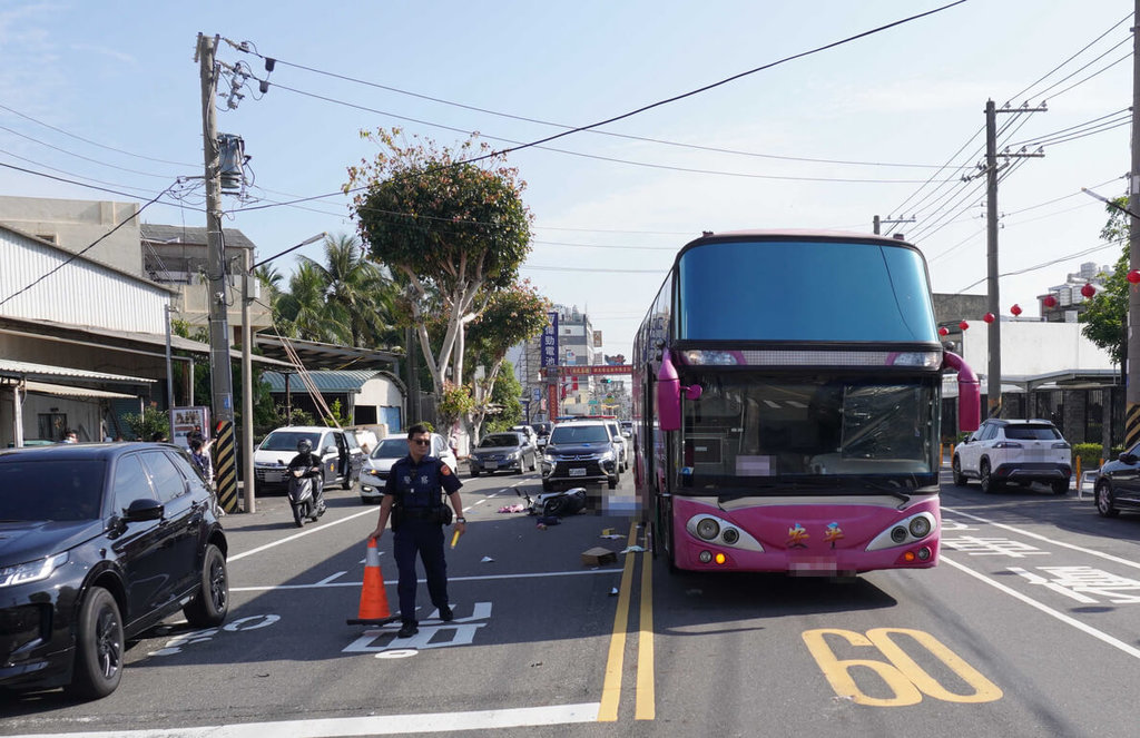 台南市警局第四分局鄭姓女警28日休假，上午騎車途經安南區時，疑遭後方機車追撞，再和遊覽車擦撞倒地被輾壓，當場死亡。（台南市警察局提供）中央社記者張榮祥台南傳真　115年4月28日