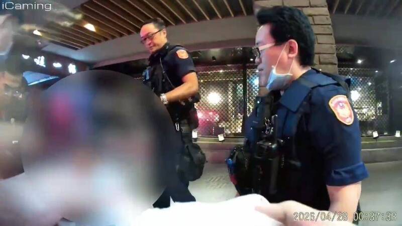 警方強制將自殘的徐男送醫。 圖：翻攝畫面
