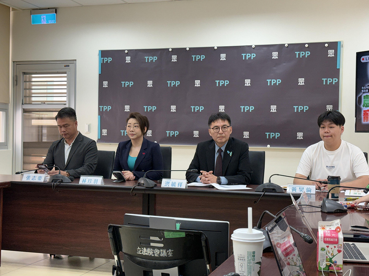 民眾黨立委洪毓祥（右2）、寵物美容師協會籌備主任黃昊倫（右1）、台北市議員林珍羽（左2）、張志豪（左1）。 圖：周煊惠 / 攝