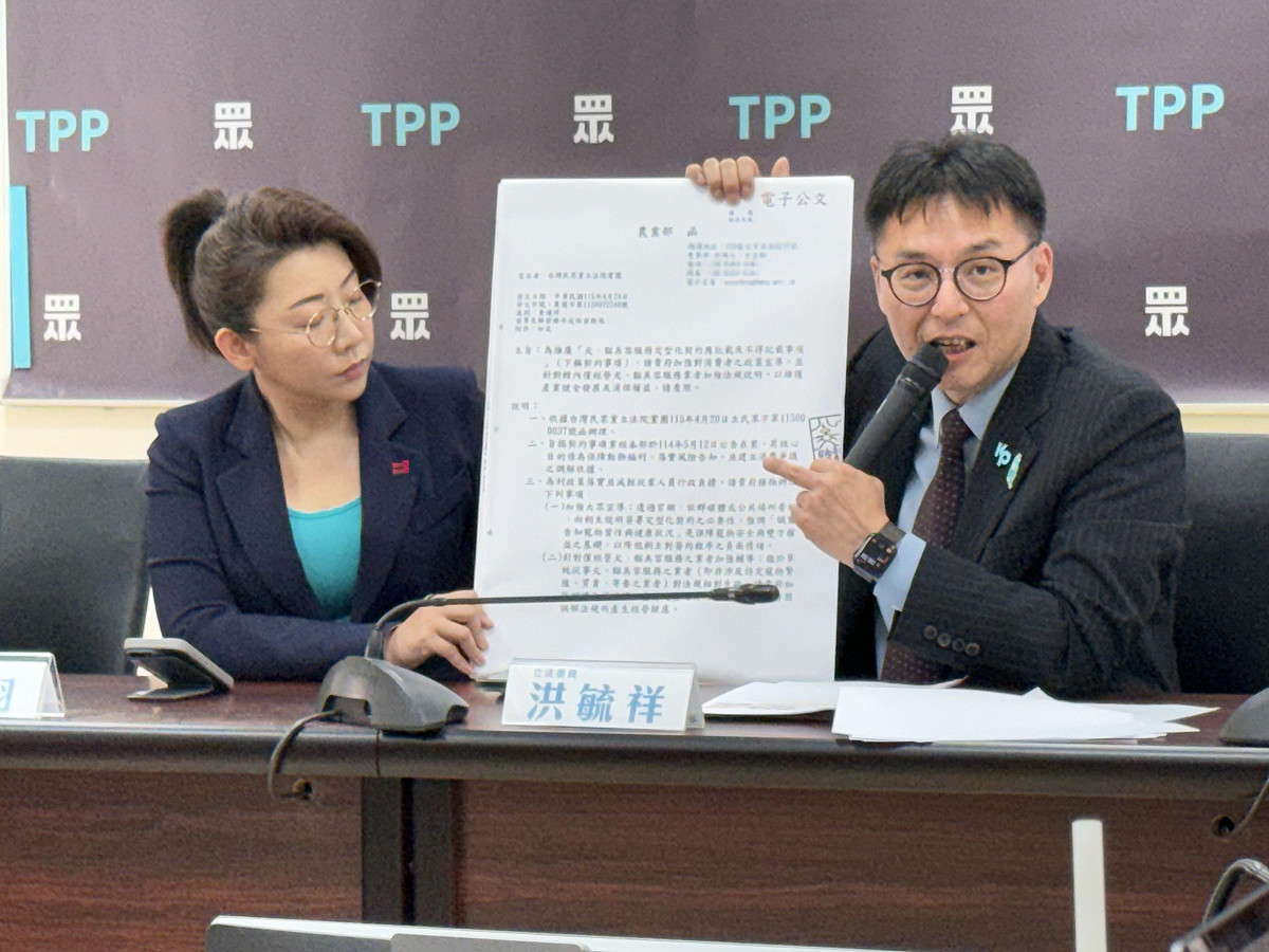 民眾黨立委洪毓祥（右）與台北市議員林珍羽（左）。 圖：周煊惠 / 攝