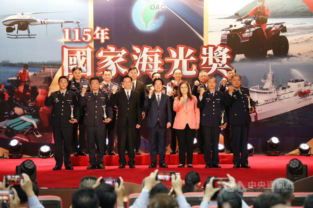 總統賴清德（前排右4）28日出席首屆國家海光獎頒獎典禮，他表示，面對未來新挑戰，政府正在推動海巡全面轉型，建構海空整合監控能量。中央社記者黃麗芸攝 115年4月28日