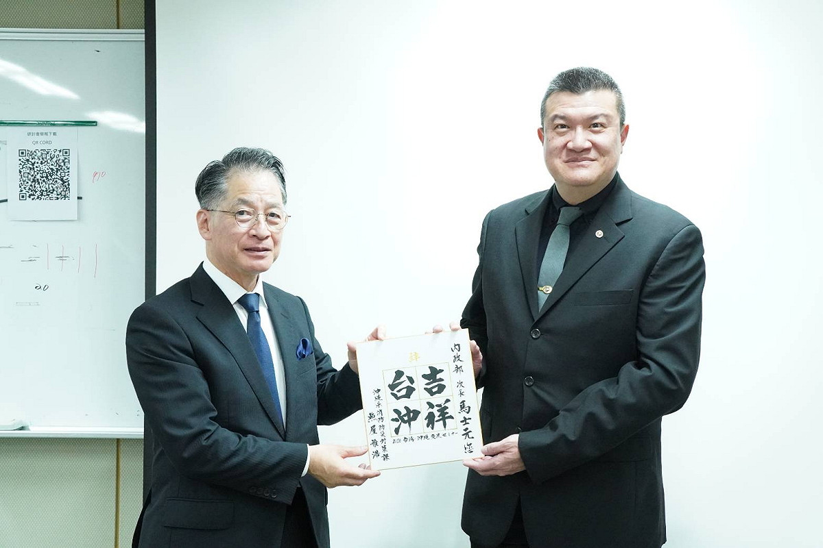 內政部28日舉辦「2026年台灣與沖繩消防防災體制暨離島醫療後送經驗交流研討會」。內政部次長馬士元（右）與日本沖繩縣知事辦公室消防防災對策課副參事照屋雅浩（左）。 圖：消防署提供