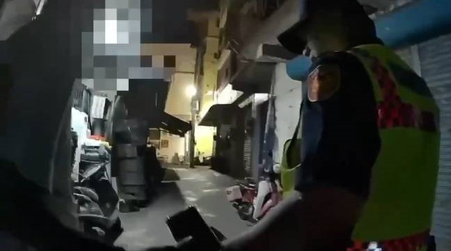 前鎮街派出所員警(右)尾隨竊嫌進入暗巷攔查，一舉查獲贓款及一級毒品海洛因。 圖：高市警前鎮分局/提供