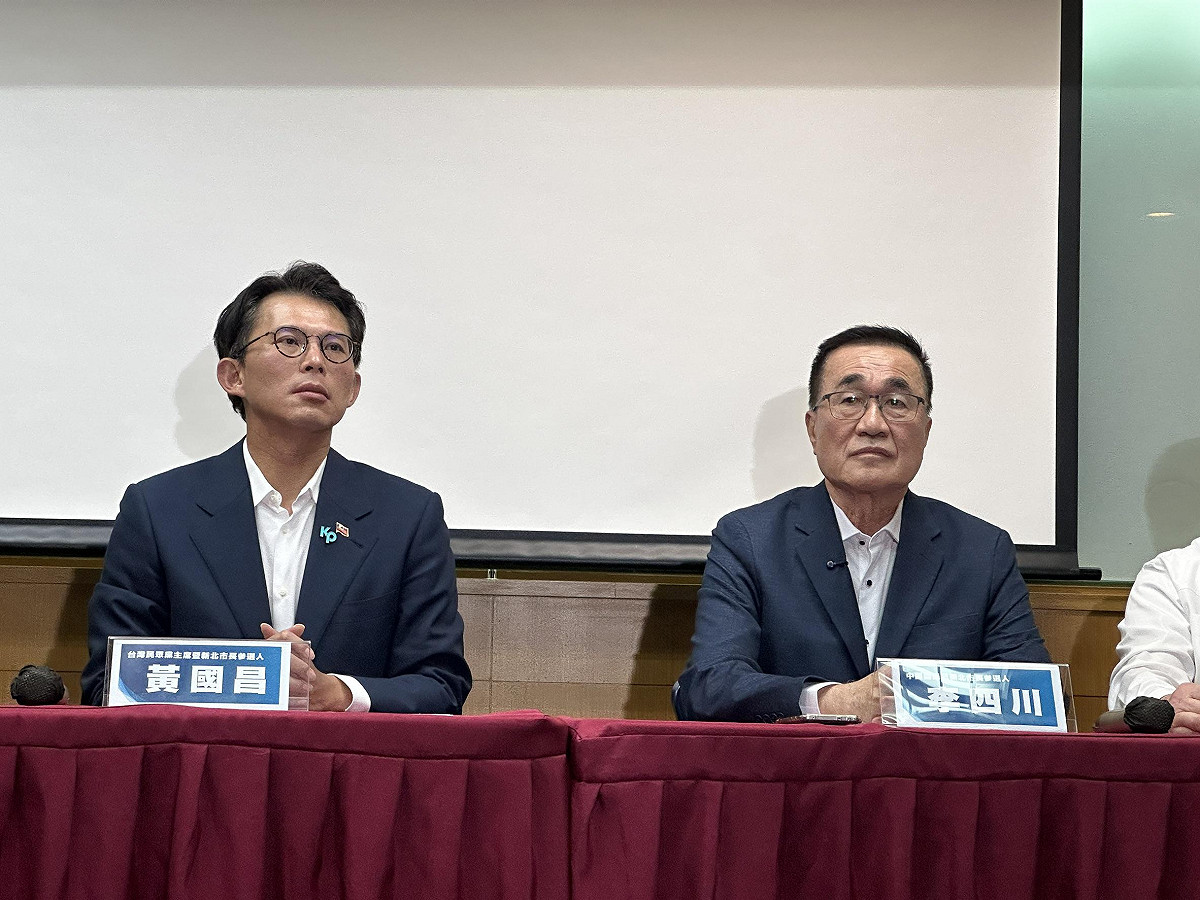 民眾黨新北市長參選人黃國昌（左）、國民黨新北市長參選人李四川（右）。 圖：張良一 / 攝