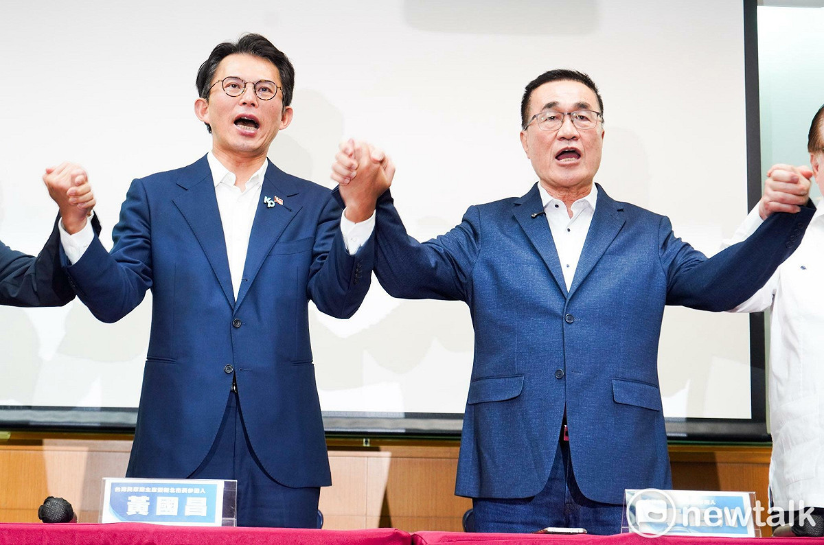 國民黨、民眾黨日前公布民調結果，宣布將由李四川(右)代表「藍白合」參與年底的新北市長選舉。針對李四川可能無法獲得年輕選民支持的觀點，國民黨發言人江怡臻 29 日發文回應，強調民調結果顯示李四川在手機族群的支持度遠勝蘇巧慧，要求綠營「不要再造謠了」。 圖：張良一 / 攝