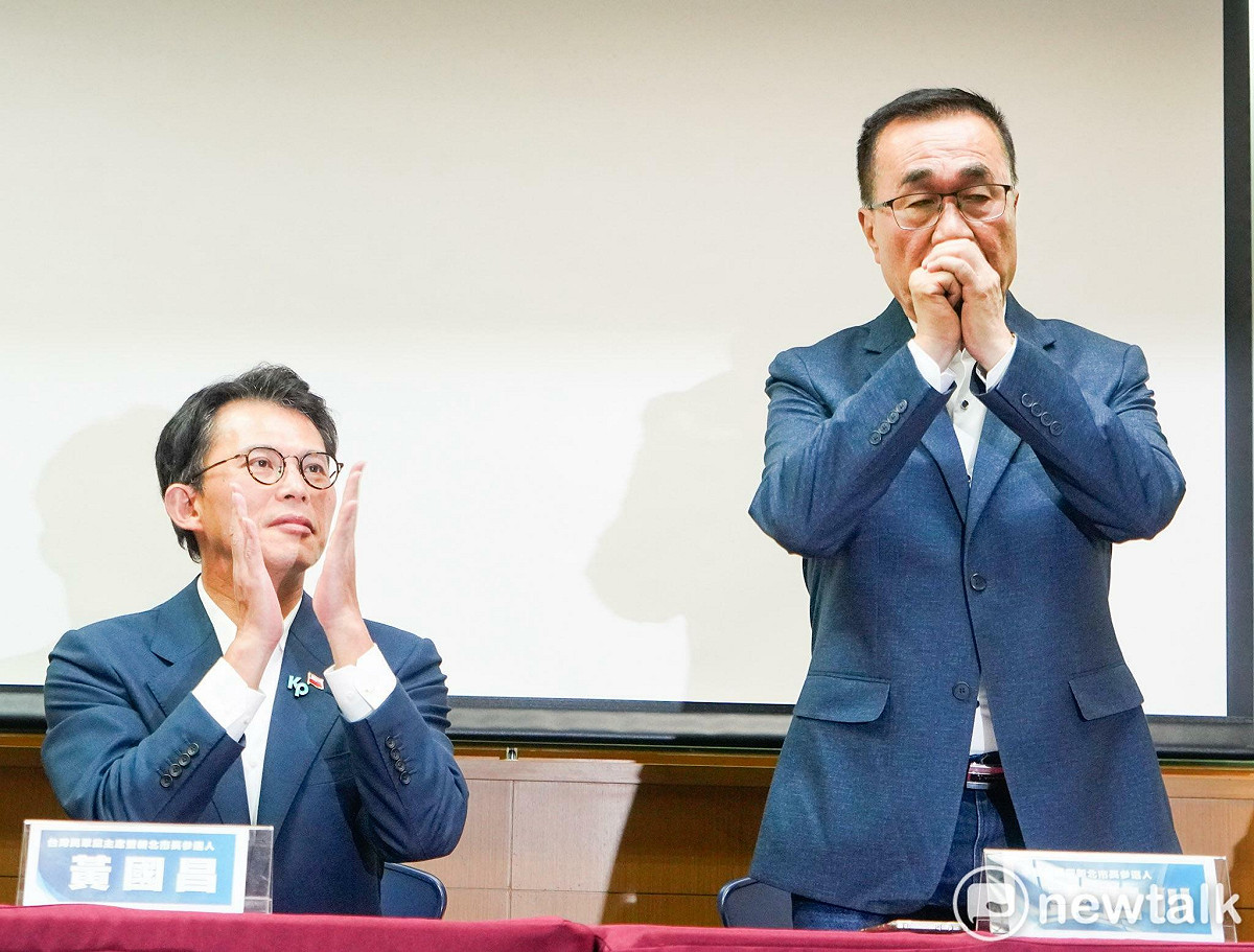 新北市長選舉「藍白合」民調結果，黃國昌（左）落敗，鄭運鵬指出，黨主席黃國昌甘願當小藍當墊背，沒黨格的政黨還有什麼價值？ 圖：張良一 / 攝
