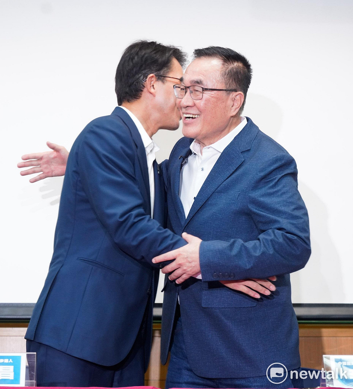 新北市長選舉「藍白合」民調今出爐，國民黨參選人李四川（右）、民眾黨參選人黃國昌（左）。 圖：張良一 / 攝