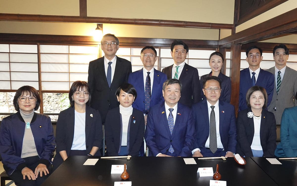 立法委員邱志偉、林淑芬、李坤城、賴惠員、林月琴日前赴日，並於27日與日本自民黨青年局鈴木貴子、山口晉、金澤結衣等國會議員的午餐會，我駐日代表李逸洋也有到場。 圖：翻攝李逸洋臉書