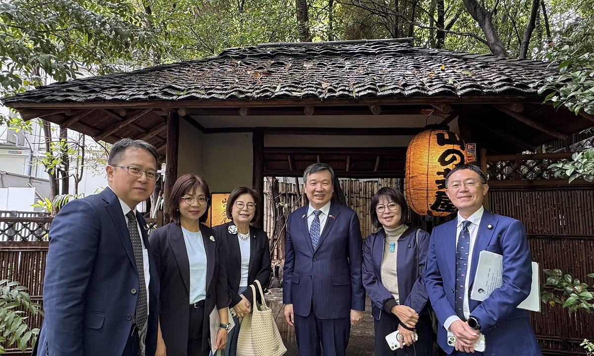 駐日代表李逸洋與立法委員邱志偉、林淑芬、李坤城、賴惠員、林月琴合照。 圖：翻攝李逸洋臉書