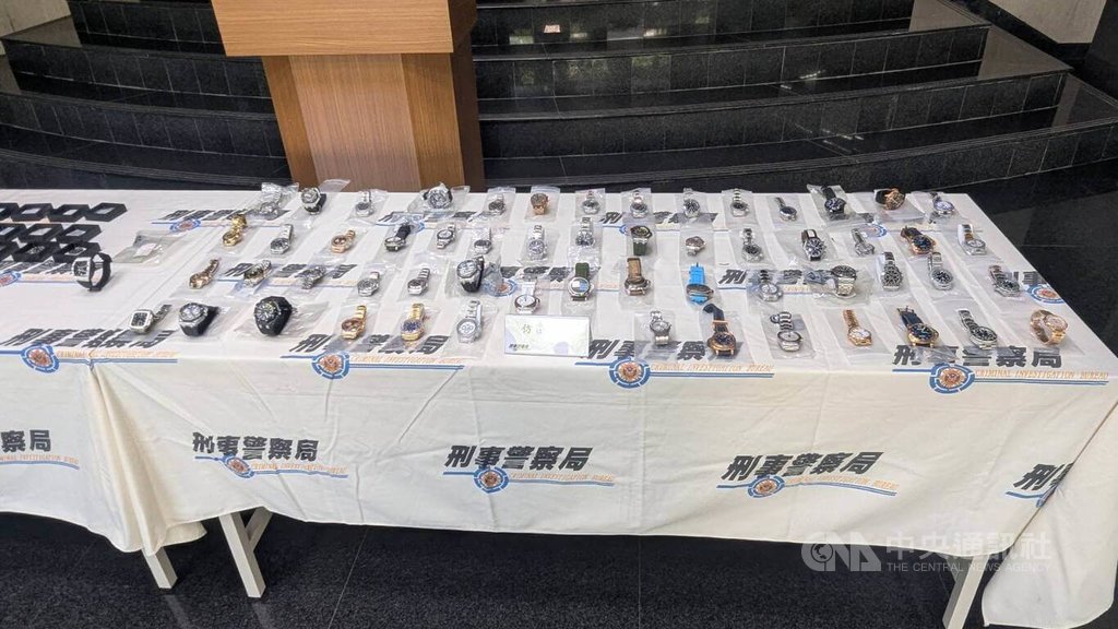 內政部警政署刑事警察局智慧財產權偵查大隊28日宣布偵破精品手錶仿冒地下工廠案，估算侵權市值超過新台幣8000萬元，全案詢後依違反商標法罪嫌移送台灣台中地方檢察署偵辦。圖為贓證物。（翻攝照片）中央社記者郝雪卿傳真　115年4月28日
