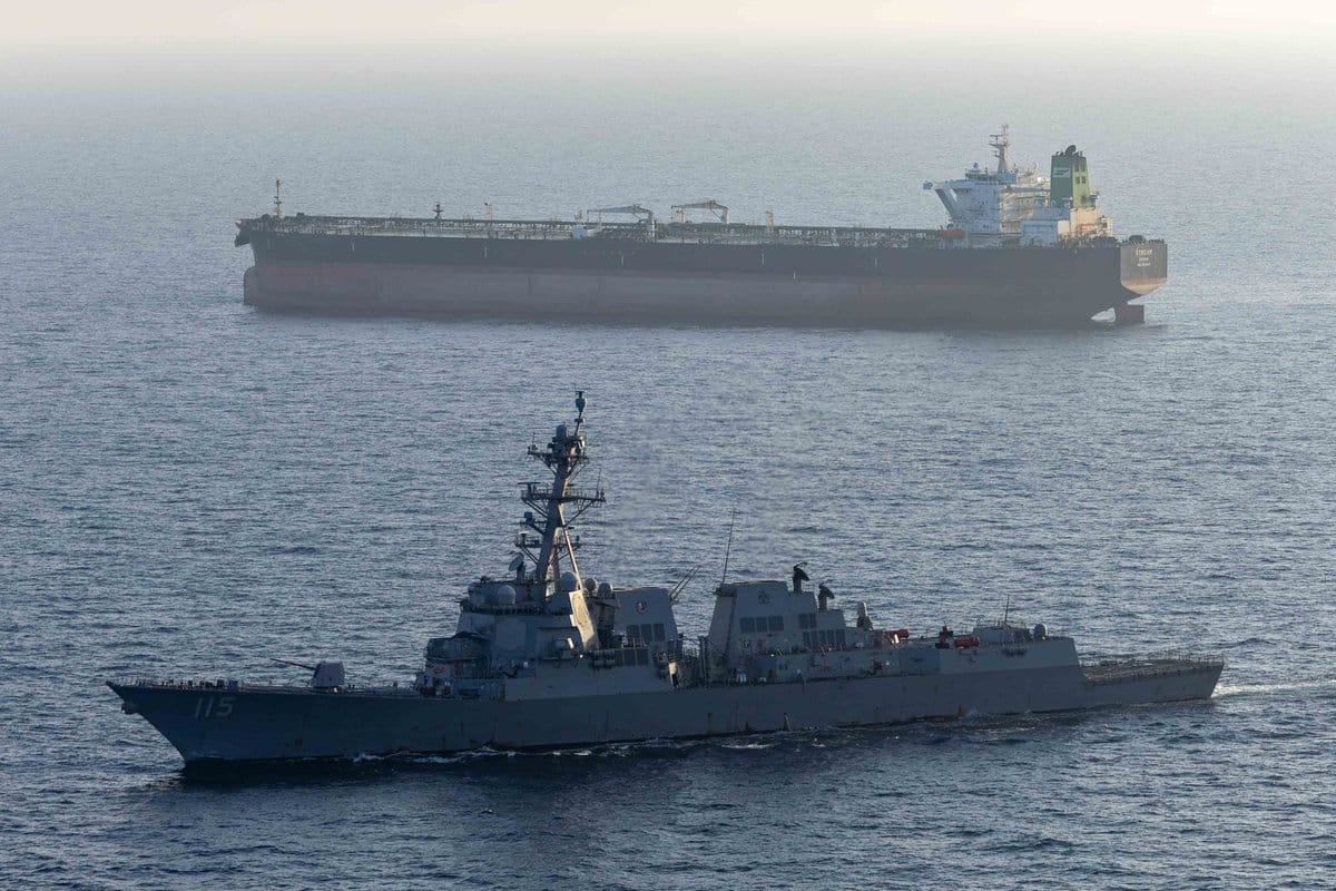 伊朗4日宣稱以2枚導彈擊中美國軍艦。圖為美艦攔截試圖駛往伊朗港口的商業油輪。 圖：翻攝自 X U.S. Central Command（資料照片）
