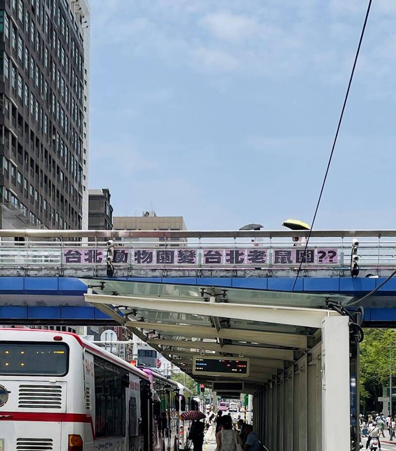 民眾在天橋張貼布條，被警察攔查稱違反社維法。 圖：翻攝自Threads@jinjin_su