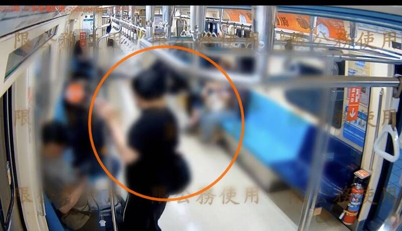 黑衣男緊盯楊姓女子，後者下車後報警。 圖：翻攝畫面