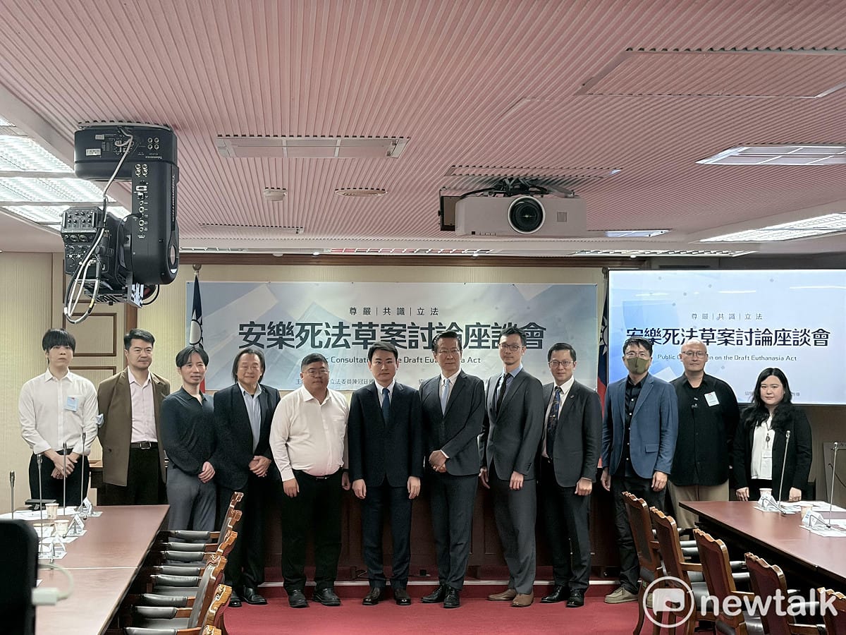 由民進黨立委陳冠廷提案的《安樂死法》草案今（28）日在立法院召開討論座談會。 圖：李宣萱/攝