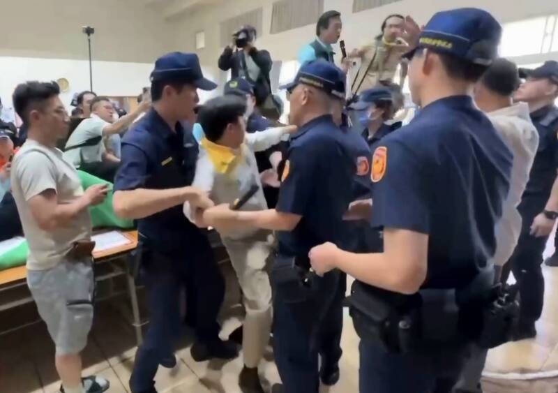 昨(27)日會議中，時代力量發言人鄭宇焱，遭警方架離時摔倒受傷引起議論。 圖：警方／提供
