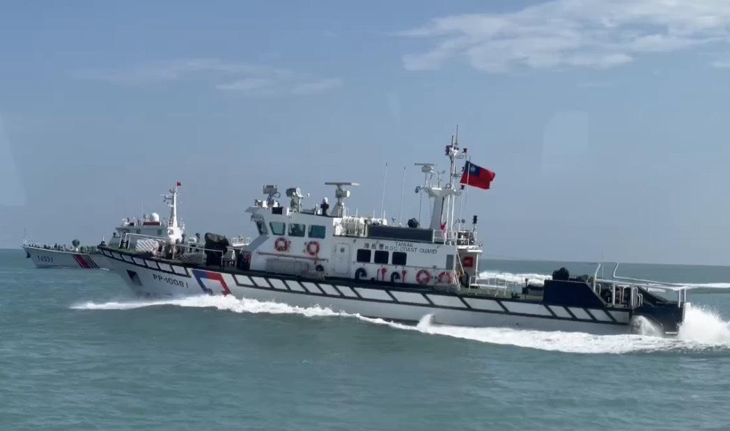 中國海警船28日再度侵擾金門限制水域，海巡署巡防艇「一對一」併航監控，全程蒐證，並透過中、英文廣播，嚴正要求其立即轉向航離。 圖：海巡署提供