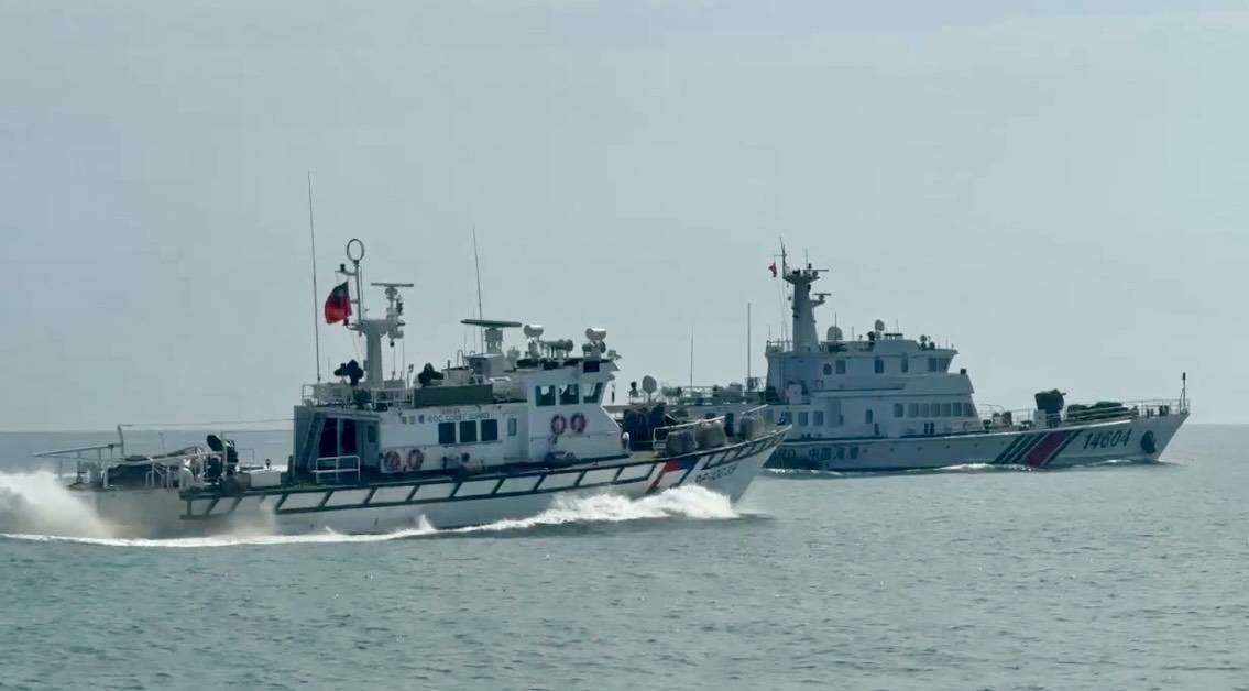 中國海警船28日再度侵擾金門限制水域，海巡署巡防艇「一對一」併航監控，全程蒐證，並透過中、英文廣播，嚴正要求其立即轉向航離。 圖：海巡署提供