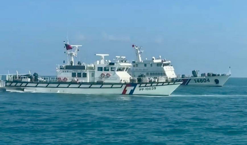 中國海警船侵擾金門限制水域，海巡署巡防艇「一對一」併航監控，全程蒐證，並透過中、英文廣播，嚴正要求其立即轉向航離。 圖：海巡署/提供