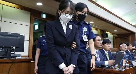 韓國前第一夫人金建希因被控操縱股價、收受賄絡，二審被判刑4年。 圖 : 翻攝自騰訊網/政事兒
