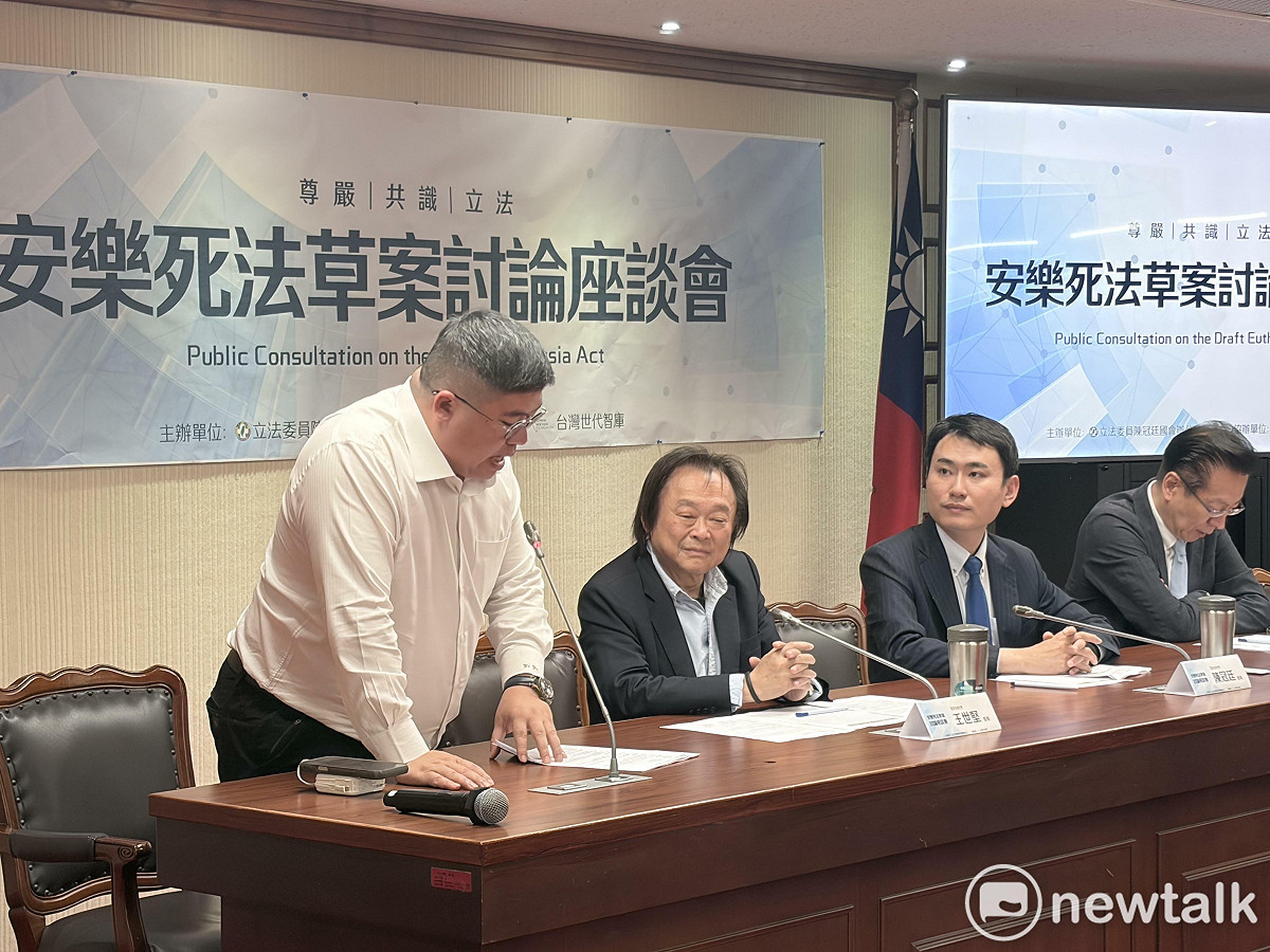 民進黨立委陳冠廷今（28）日偕學、醫、法界學者及民間團體，針對已送交立法院衛生福利及環境委員會審查的《安樂死法》草案召開討論座談會。 圖：李宣萱/攝